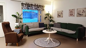 Huone, jossa huonekaluja.