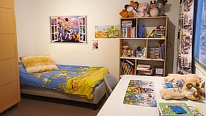 Huone, jossa huonekaluja.