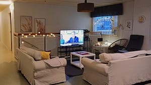 Huone, jossa huonekaluja.