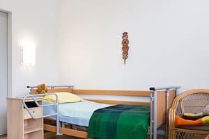 Hoivakodin huone, jossa huonekaluja.