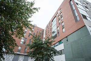 Kuvaa hoivakodin ulkoa, rakennuksen seinästä.