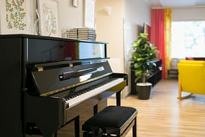 Huone, jossa on huonekaluja ja piano.