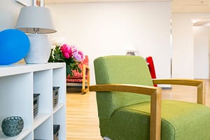 Huone, jossa huonekaluja.