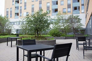 Kuvaa hoivakodin ulkoa, terassikalusteita.