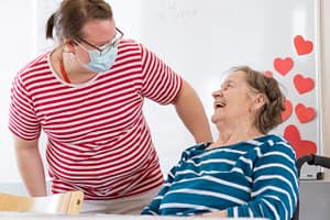 Ihmisiä jotka katsovat toisiaan.