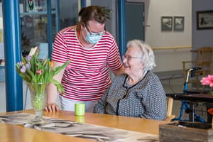 Kaksi ihmistä yhdessä pöydän äärellä.