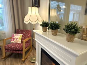 Huone, jossa huonekaluja ja kasveja.