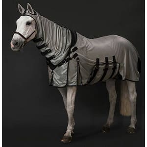 presteq ötökkäloimi kaulakappaleella hevoselle. Aurinkoa pois heijastava materiaali ja kestävä verkko. Hyvin istuva loimi suojaa hevosta hyönteisiltä.