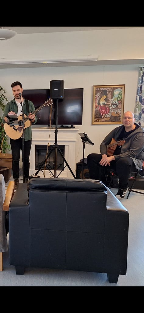 7.4 yksikössä vieraili Simojen ja Siskojen toimesta Duo Pasi ja Sami. Saimme nauttia elävästä musiikista.