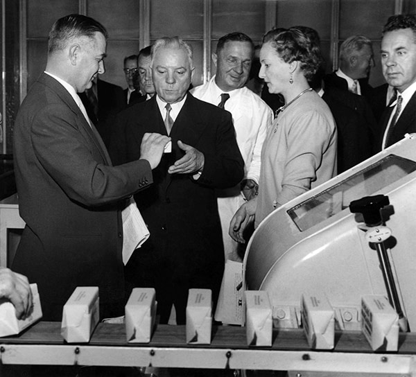 Vierailijoita tutustumassa margariinin valmistukseen Elannon korttelissa Sörnäisissä 1956.