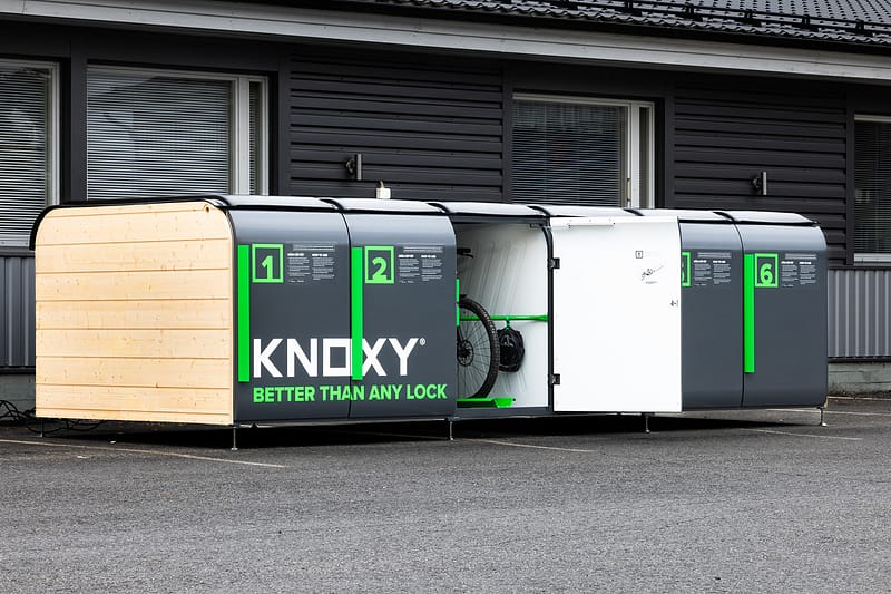 Knoxy pyöräpysäköintikaappi koostuu moduleista.