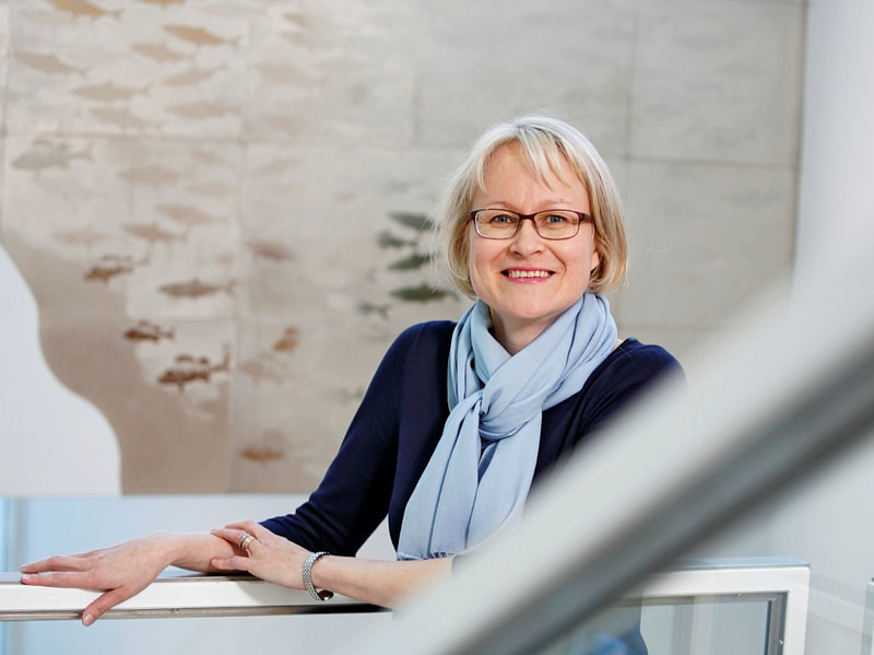 Karoliina Honkala nojaa portaikon kaiteeseen.