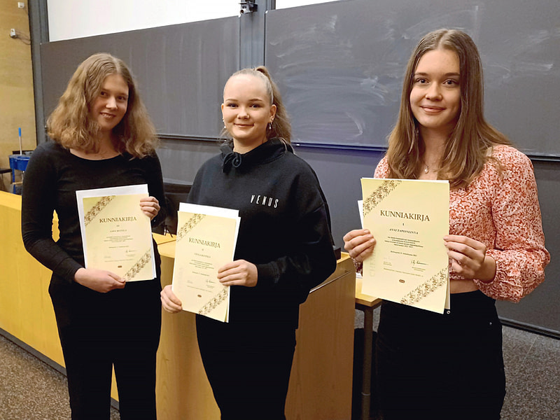 Anni Tapionlinna, Venla Mäntylä ja Aada Mattila palkintojenjaossa.