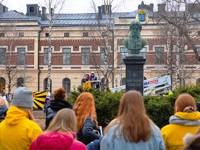 Opiskelijoita lakittamassa patsasta Oulussa.