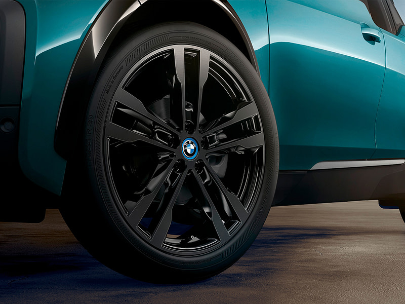 Yksityiskohta BMW i3 -sähköautosta, jonka kori on hiilikuitukomposiittia.