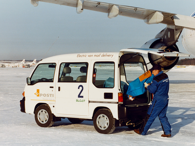 Ulkomaan postin uusi Elcat-sähköauto kuvattuna lentokentällä vuonna 1999.