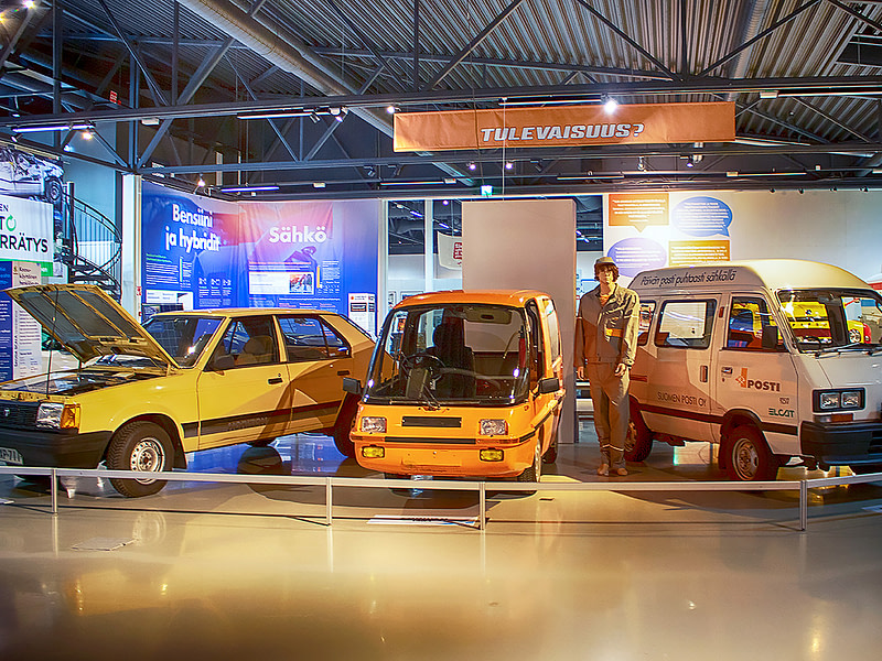 Suomalaisia sähköautoja Tankit täyteen -näyttelyssä Mobiliassa vuonna 2020.