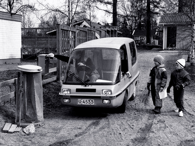 Lapset seuraavat postinjakelua Finnvan-sähköautolla 1980-luvulla.