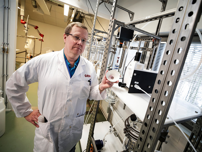 Professori Ari Väisänen Jyväskylän yliopiston kemian laitoksen laboratoriossa.