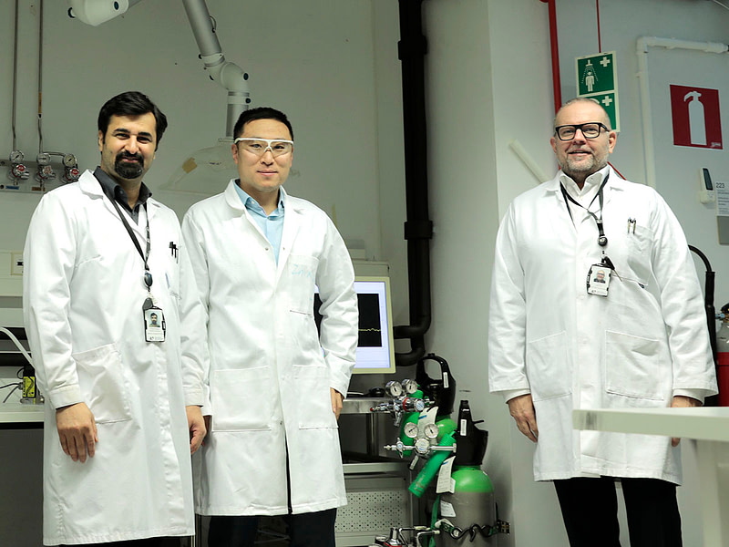 Aalto-yliopiston tutkimusryhmä esittelee kehittämäänsä painettavaa nanomustetta ja kaasuanturiteknologiaa.