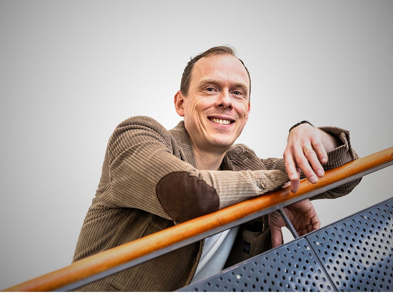 Arri Priimägi nojaa portaikon kaiteeseen