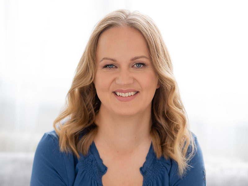 Elina Rydman katsoo kohti kameraa.