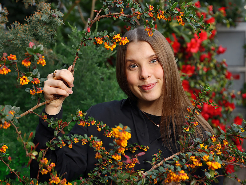 Hilla Nieminen tutkii tanniineja Turun yliopistossa ja kasvitieteellisellä puutarhalla.