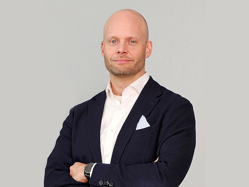 Joakim Westerlund seisoo puku päällään ja katsoo kameraan