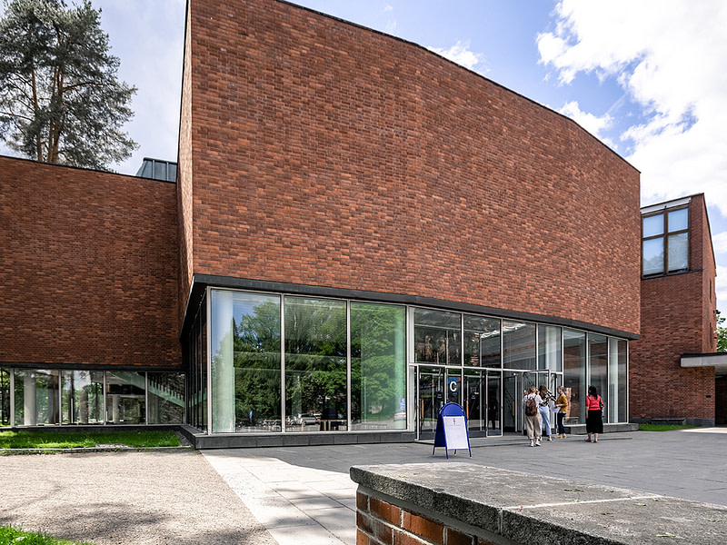 Jyvaskylän yliopiston punatiilinen päärakennus
