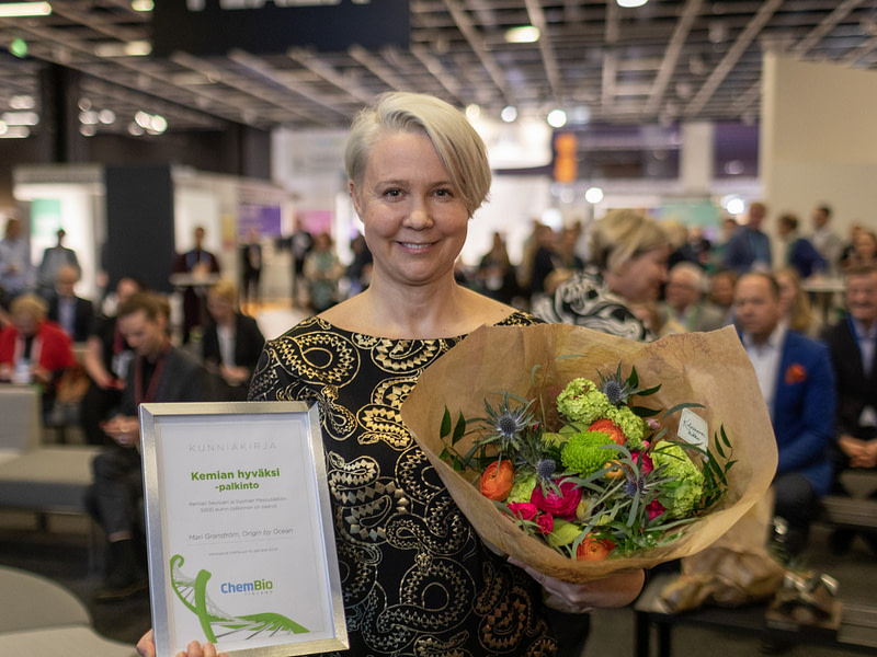 Mari Granström sai Kemian hyväksi -palkinnon ChemBio 2024 messuilla.