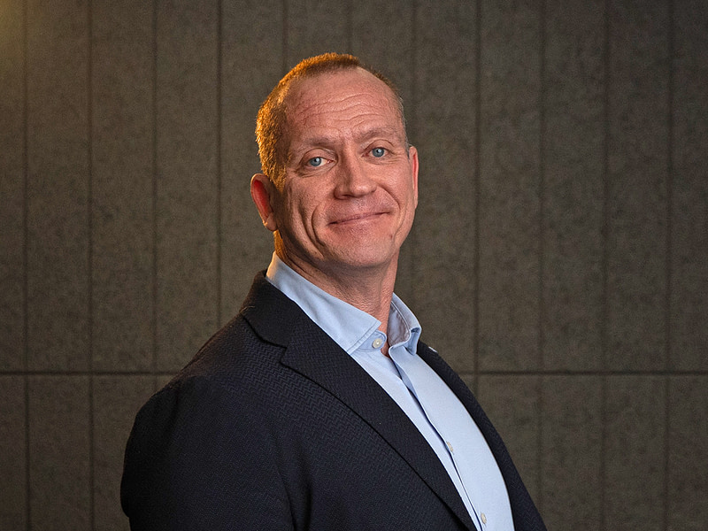 Marko Lähteenmäki katsoo kohti kameraa