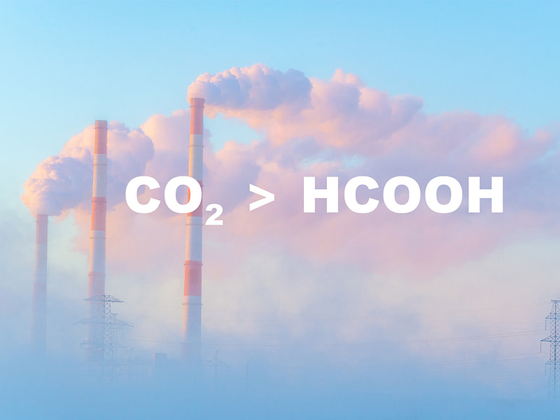 Tehtaan piipuista tulee savua kauniinatalvipäivänä