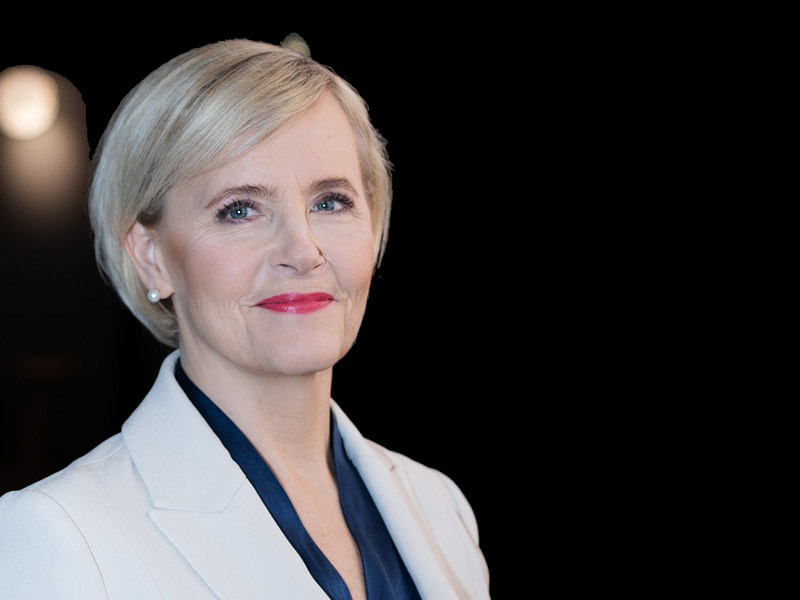 Liisa Hurme katsoo kohti kameraa