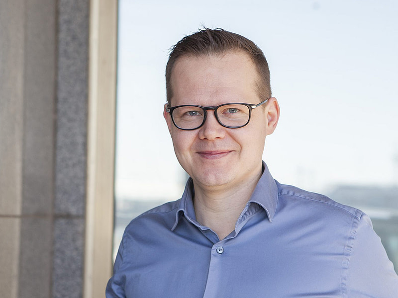 Tuomas Tikka katsoo kohti kameraa.