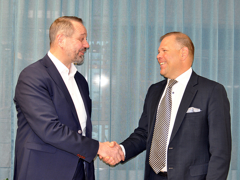 SFW:n toimitusjohtaja Tomas Harju-Jeanty ja VTT:n toimitusjohtaja Kalle Härkki kättelevät.