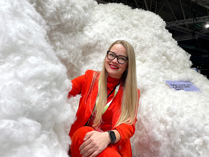 Havusellusta tehtyä Kuuraa ja Metsä Groupin Ketsia Anttila.