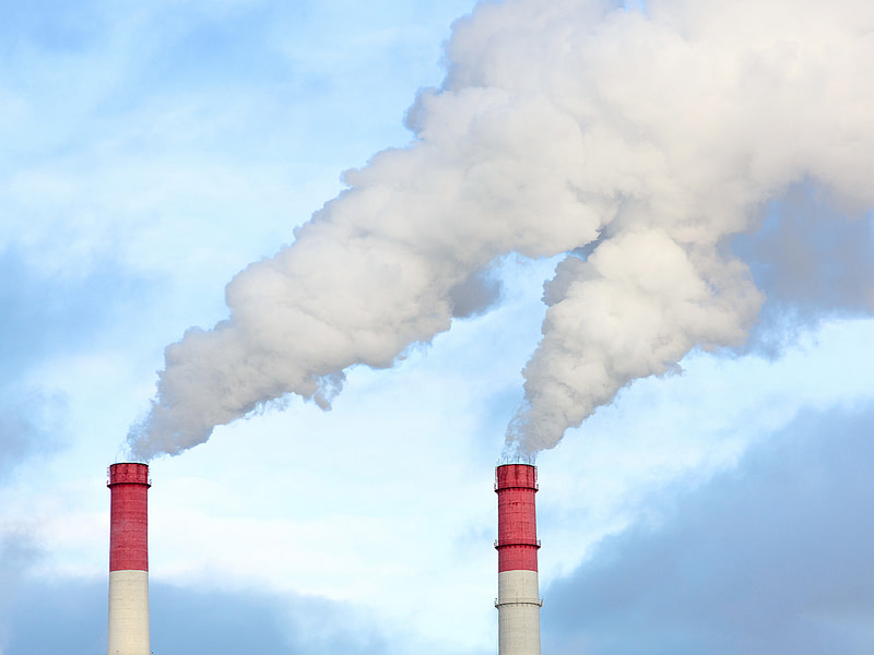 Valkoista savua tupruaa teollisuuslaitoksen savupiipusta.