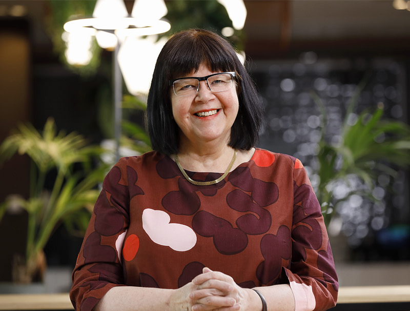Merja Penttilä hymyilee.