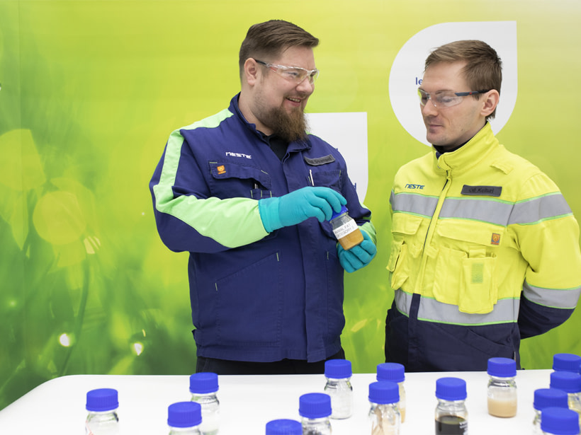 Jani Strengell ja Olli-Pekka Keituri keskustelevat laboratoriossa.
