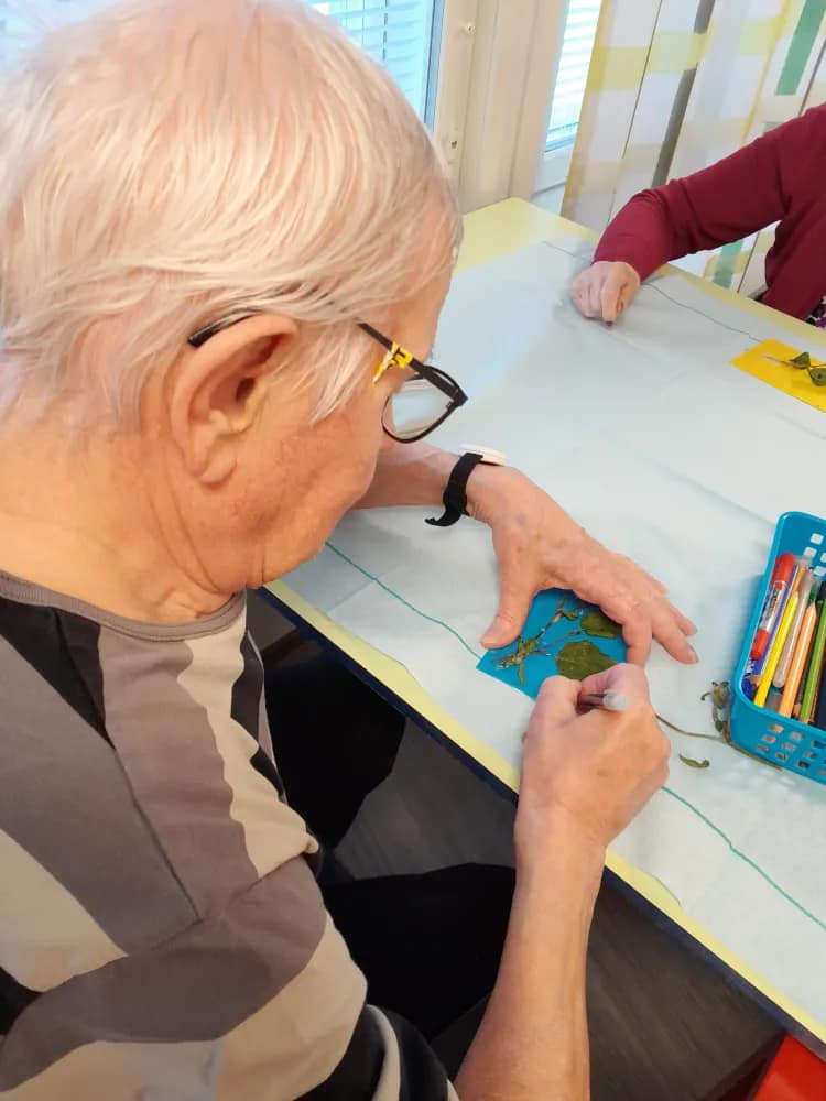 Ke 4.10. Syksyisistä lehdistä korttien tekoa.