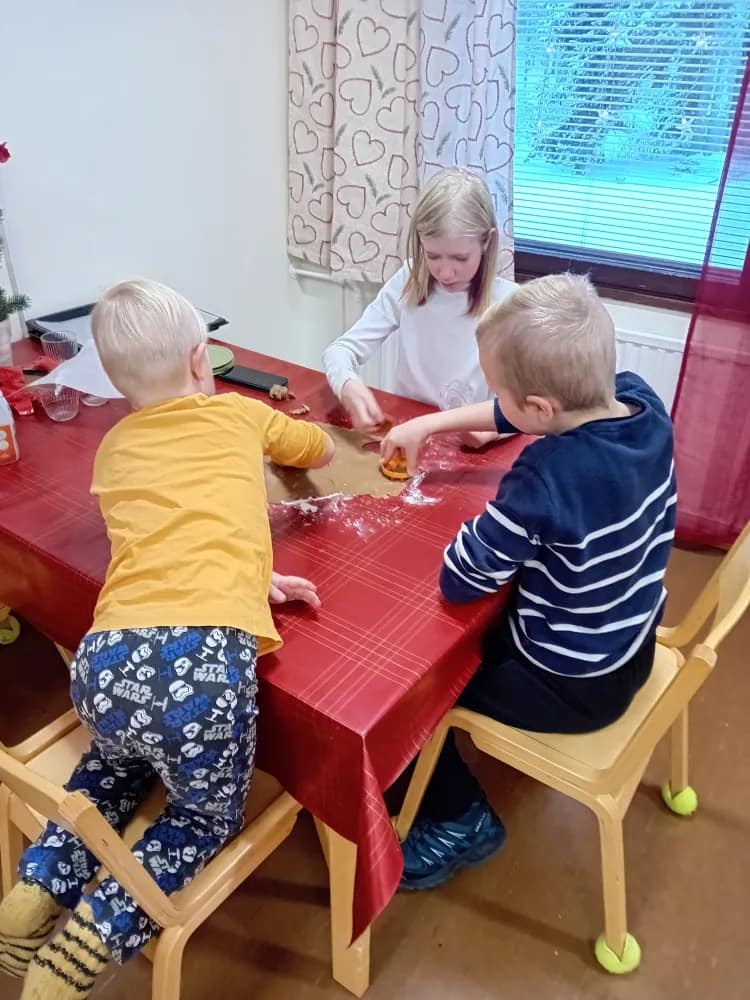 Lapsivieraita kävi pipareita leipomassa