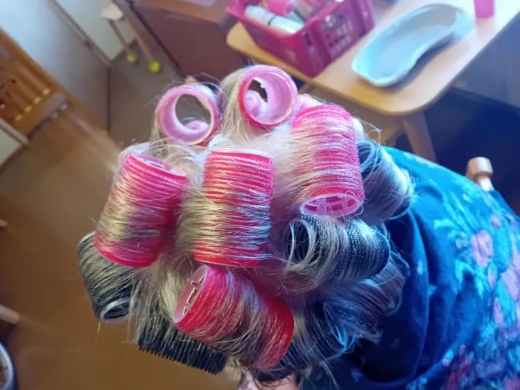 Laitoimme tänään talon naisväelle papiljotit hiuksiin