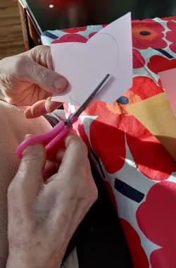 Muutama asukas epäili, onnistuisiko saksien käyttö enää, mutta saivatkin onnistumisen kokemuksia.