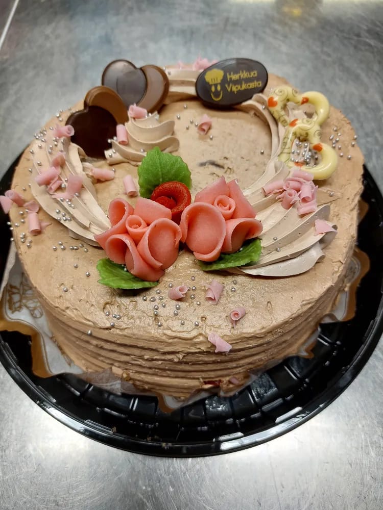 Herkuttelimme Viipukan leipomon herkullisella ystävänpäiväkakulla.