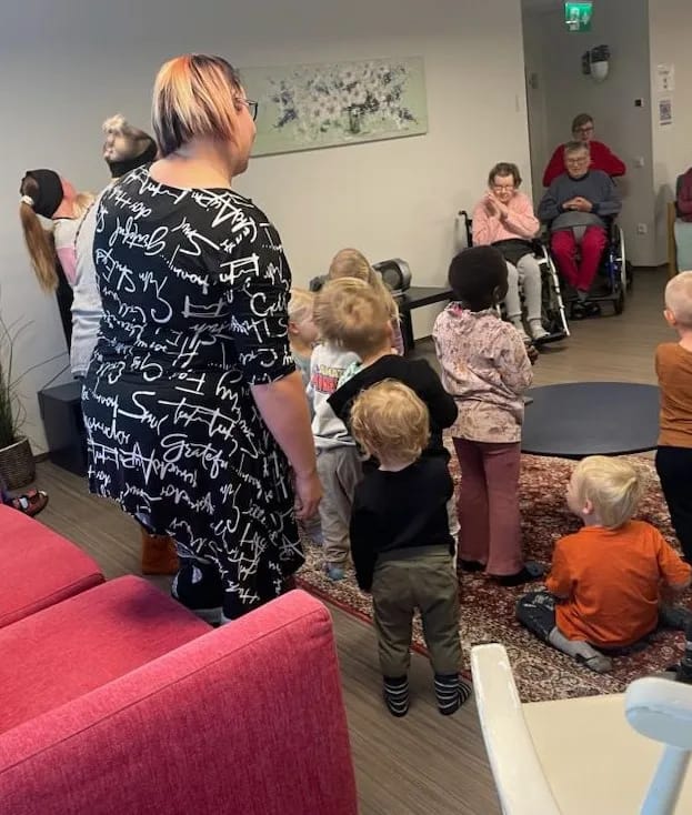 Ti 3.10. Päiväkodin väki kävi Lounatuulen hoivakodin asukkaita ilahduttamassa. 