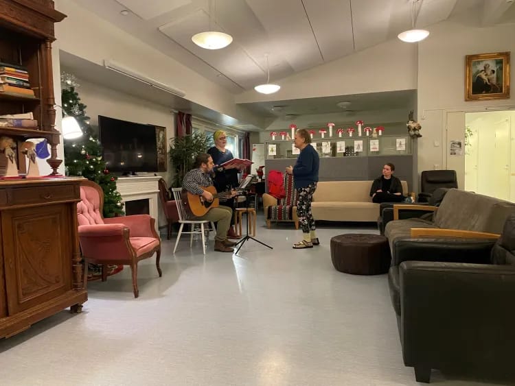 Musiikki saa hymyn huulille.