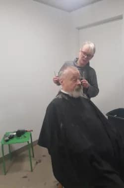 Jarkko parturituolissa