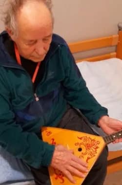 Matti soittimen kanssa